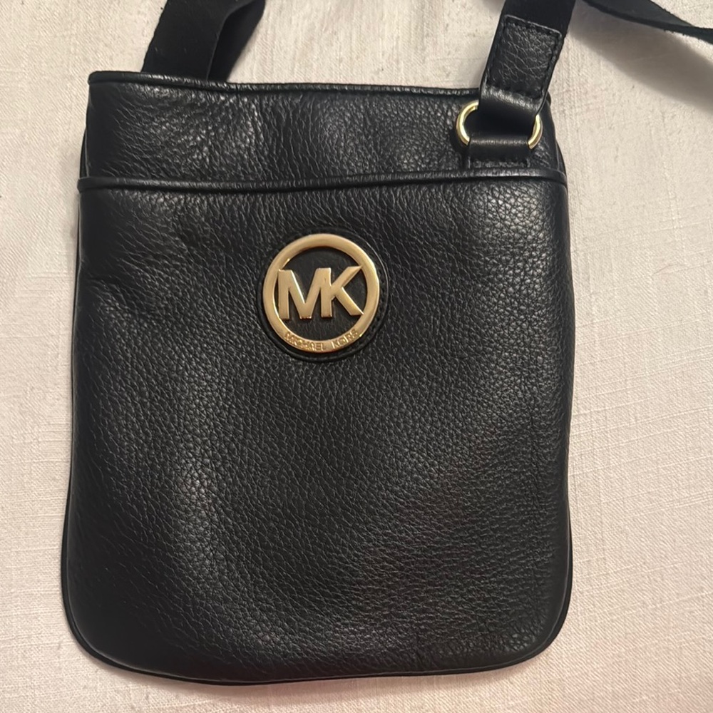 Michael Kors Black Leather Crossbody Bag: stadium size bag